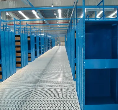 Rayonnage à mezzanine en acier robuste pour le stockage en entrepôt industriel